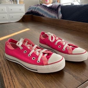 Low top all star Chuck Taylor’s.